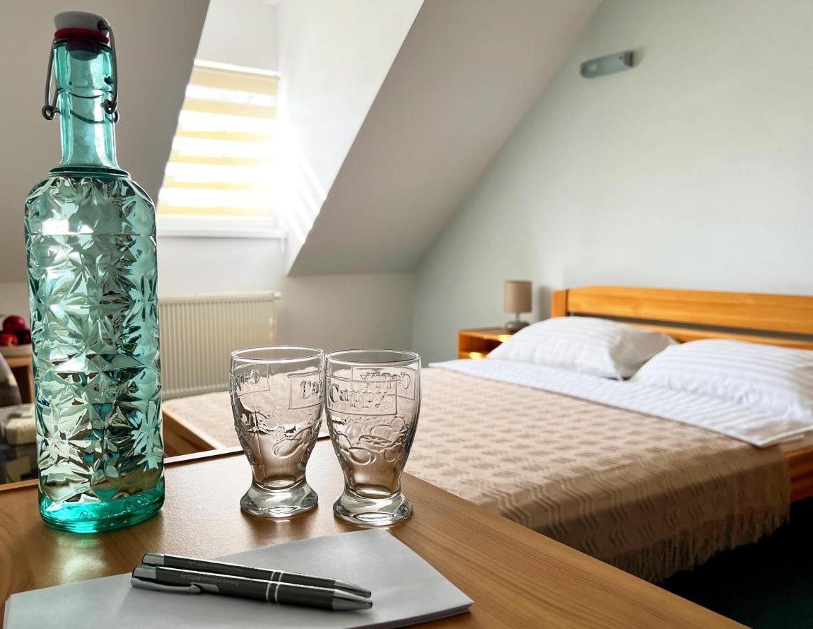 Hotel Marislav Cesnovice Екстер'єр фото