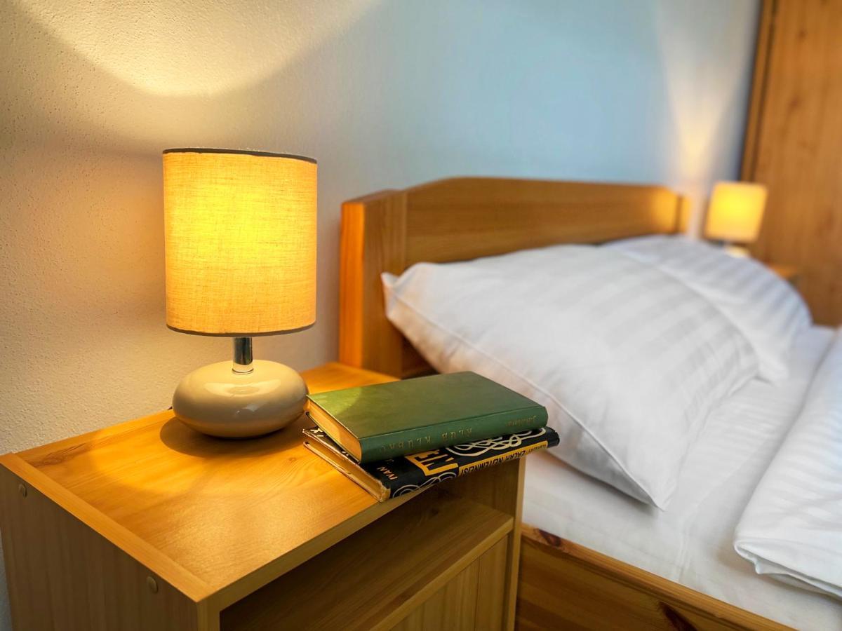 Hotel Marislav Cesnovice Екстер'єр фото