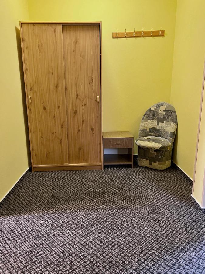 Hotel Marislav Cesnovice Екстер'єр фото