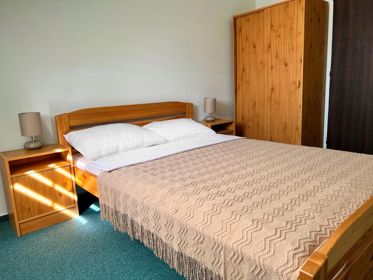 Hotel Marislav Cesnovice Екстер'єр фото