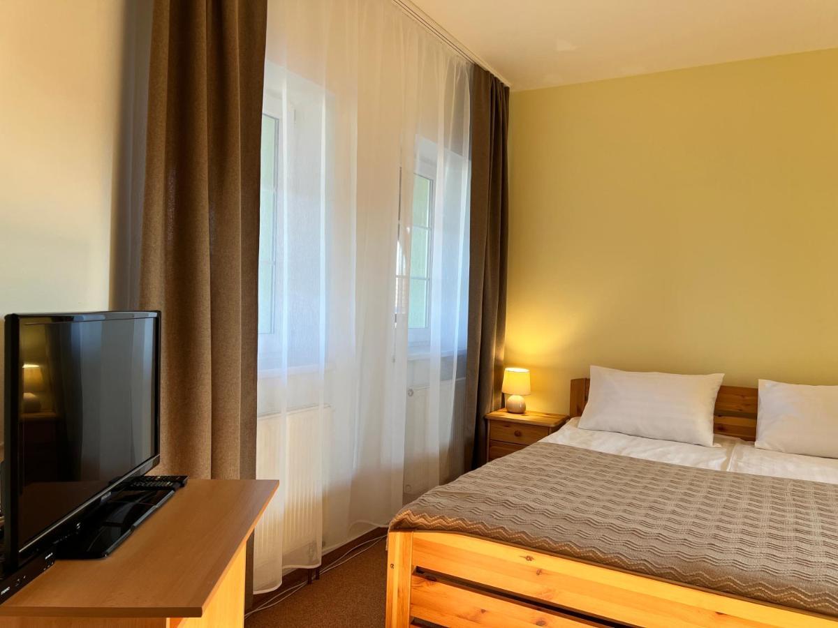 Hotel Marislav Cesnovice Екстер'єр фото