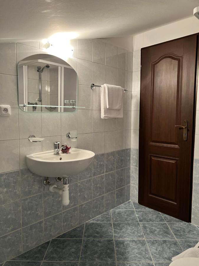 Hotel Marislav Cesnovice Екстер'єр фото