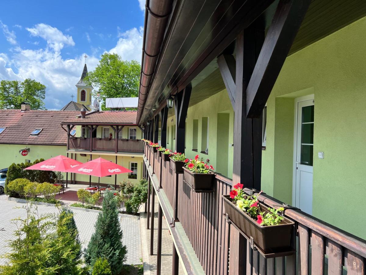 Hotel Marislav Cesnovice Екстер'єр фото