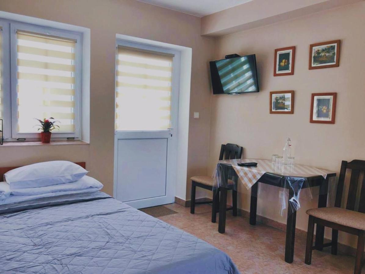 Hotel Marislav Cesnovice Екстер'єр фото