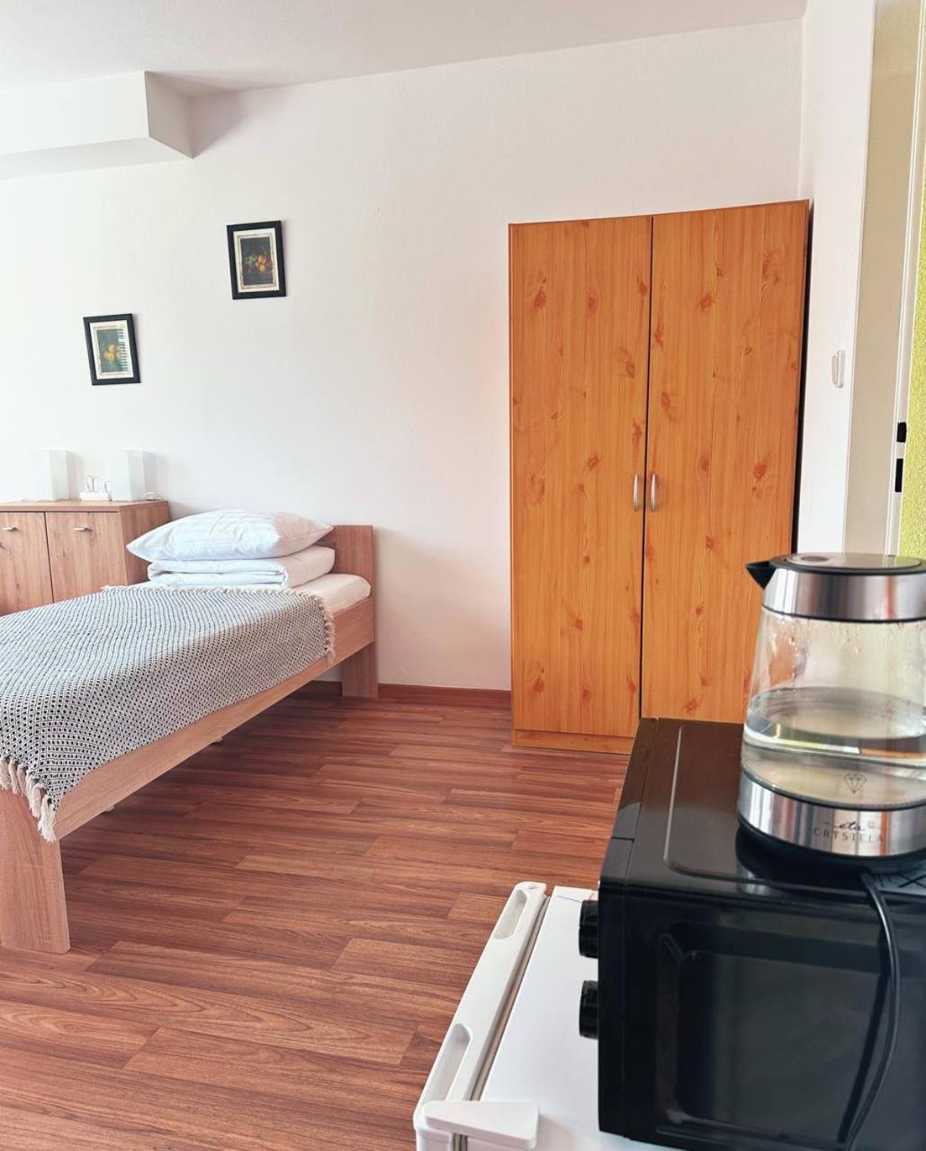 Hotel Marislav Cesnovice Екстер'єр фото